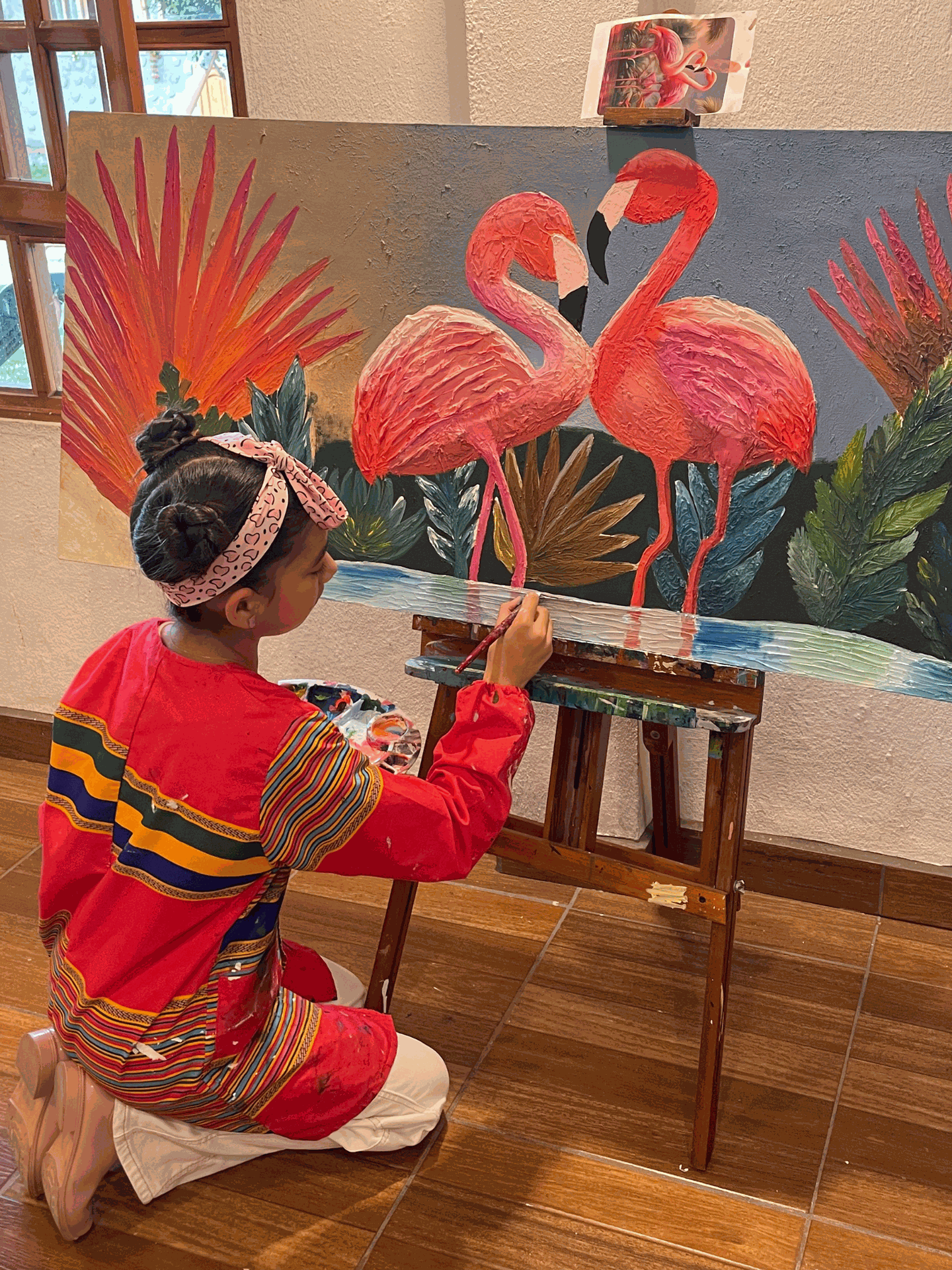 Niños pintando en taller de arte en Quito