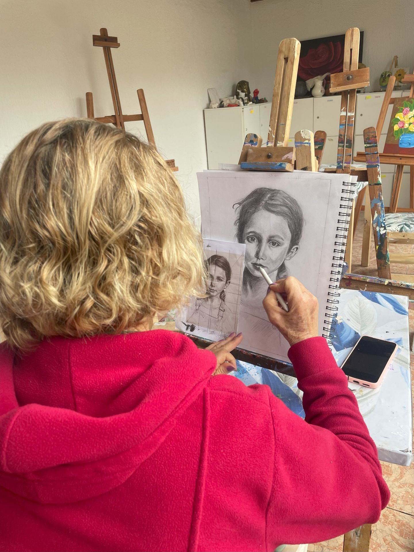 Profesora enseñando dibujo en Luz y Arte Bernal