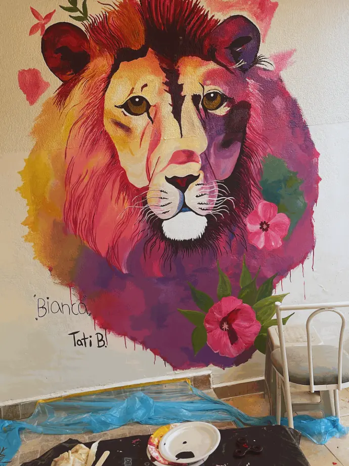 personas pintando en taller de arte luz y arte bernal quito