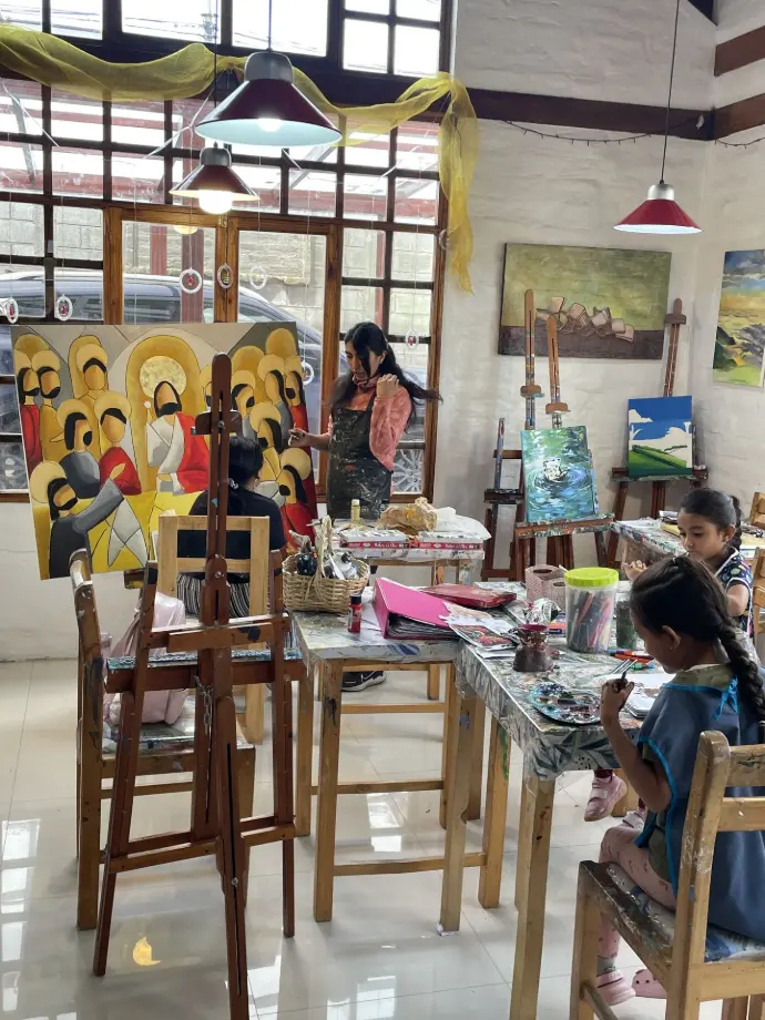 grupo de amigas pintando cuadros en taller creativo